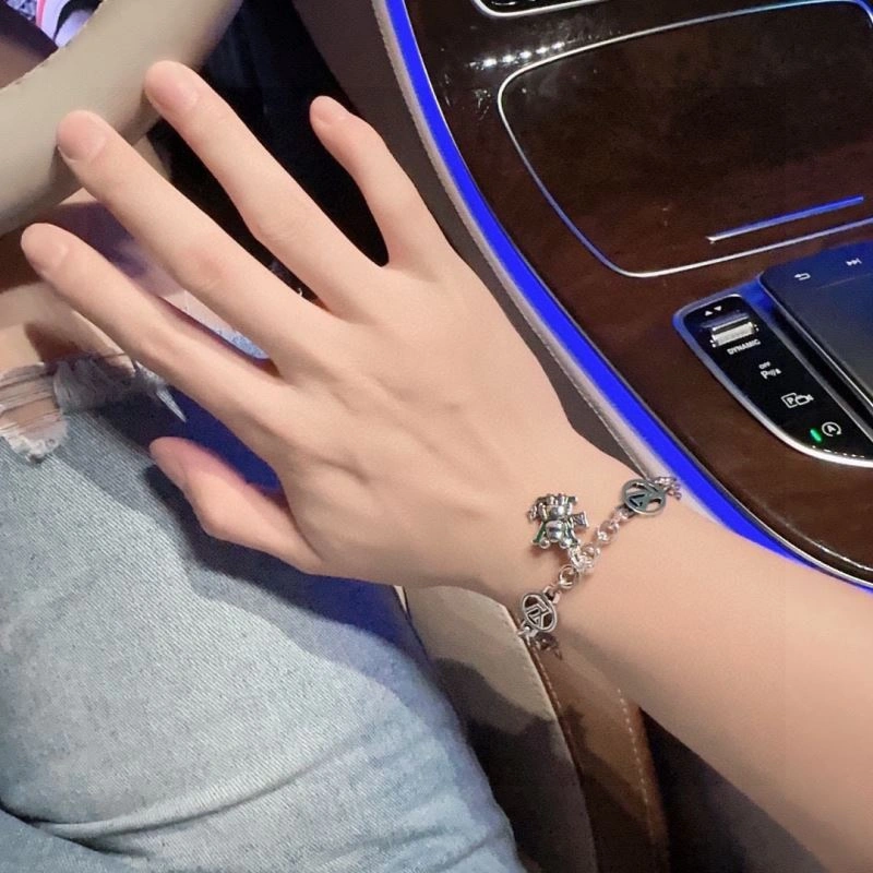 HighPerformance Louis Vuitton Bracelets 250247
