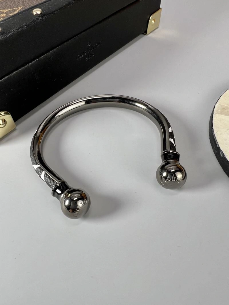 Refined Louis Vuitton Bracelets 250203