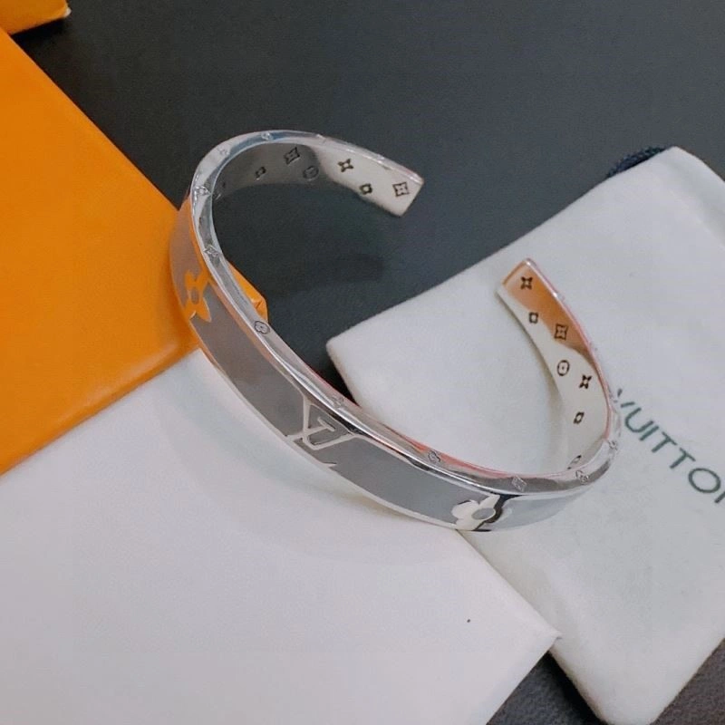 Breathable Louis Vuitton Bracelets 249957