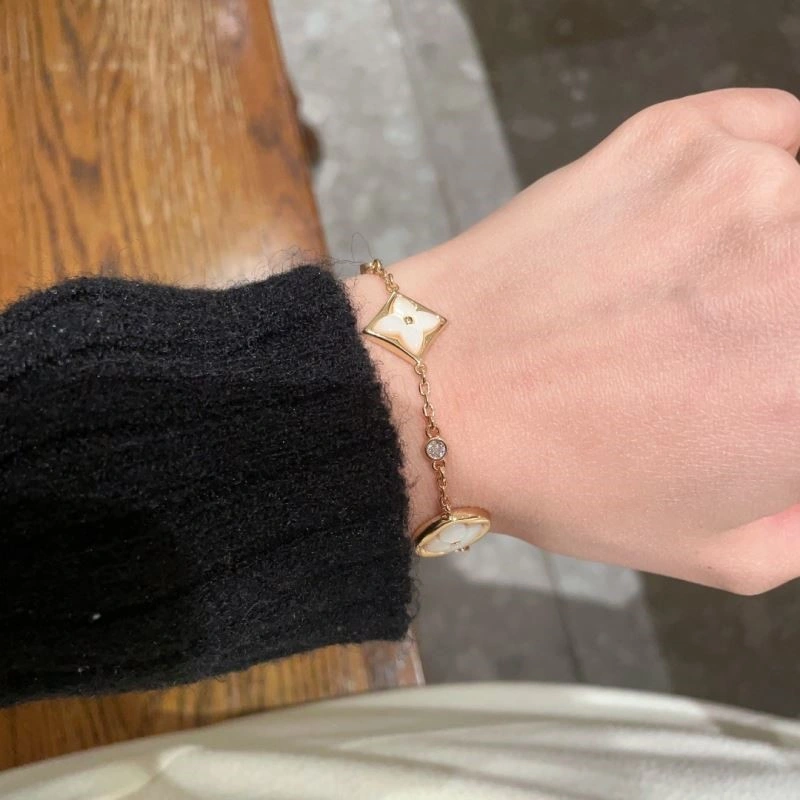 EyeCatching Louis Vuitton Bracelets 249972