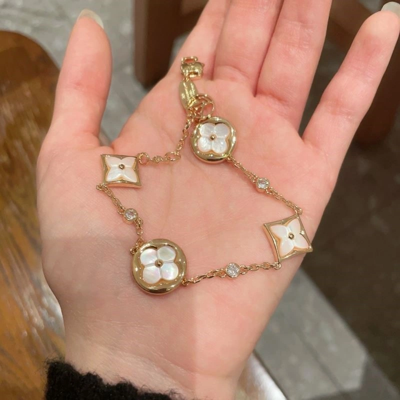 EyeCatching Louis Vuitton Bracelets 249972