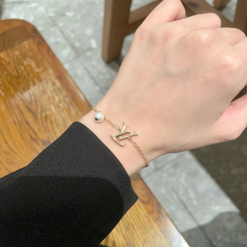 Lightweight Louis Vuitton Bracelets 249929