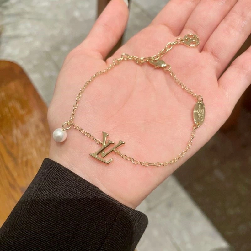 Lightweight Louis Vuitton Bracelets 249929