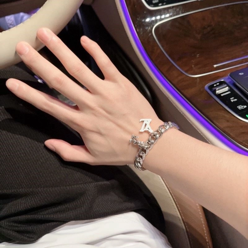 MultiPurpose Louis Vuitton Bracelets 249948