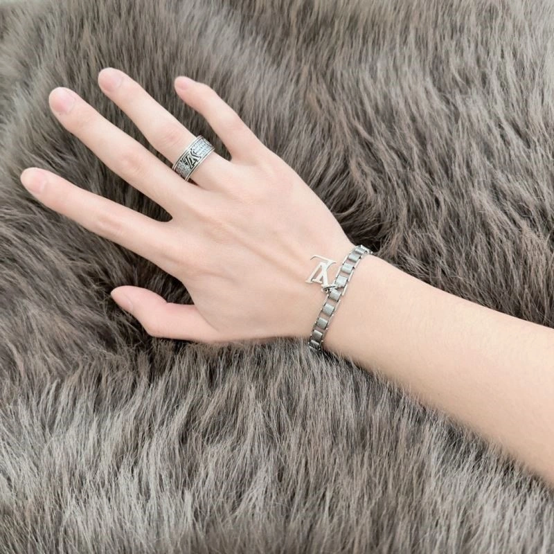 Sporty Louis Vuitton Bracelets 249907
