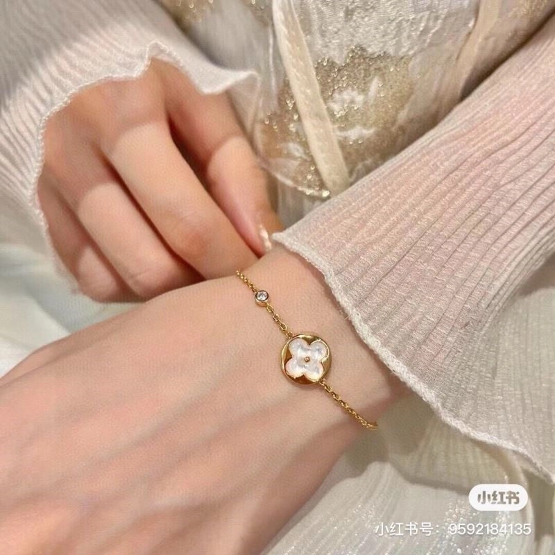 Louis Vuitton Bracelets Sleek 249905