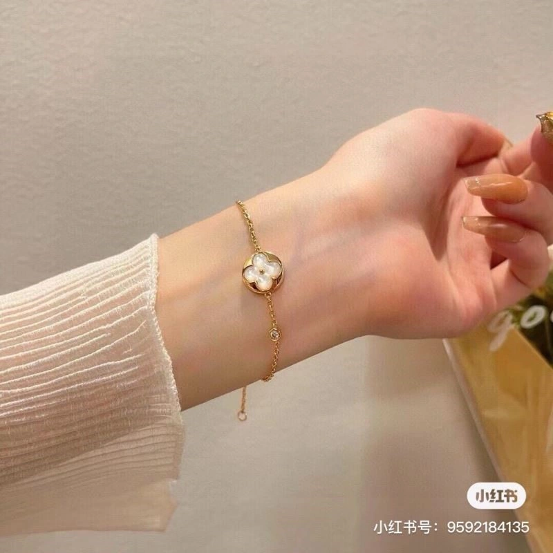 Louis Vuitton Bracelets Sleek 249905