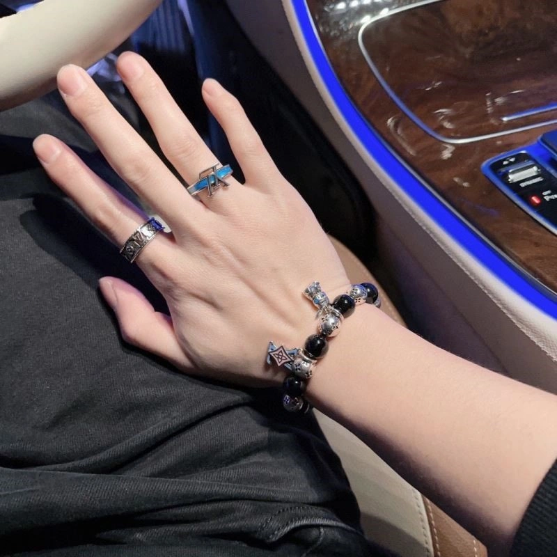 Sleek Louis Vuitton Bracelets 249607