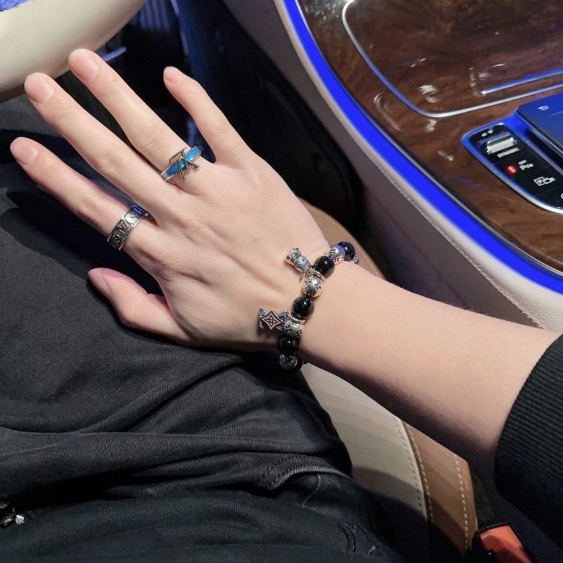 Sleek Louis Vuitton Bracelets 249607