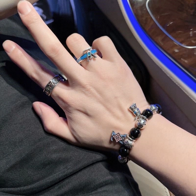 Sleek Louis Vuitton Bracelets 249607