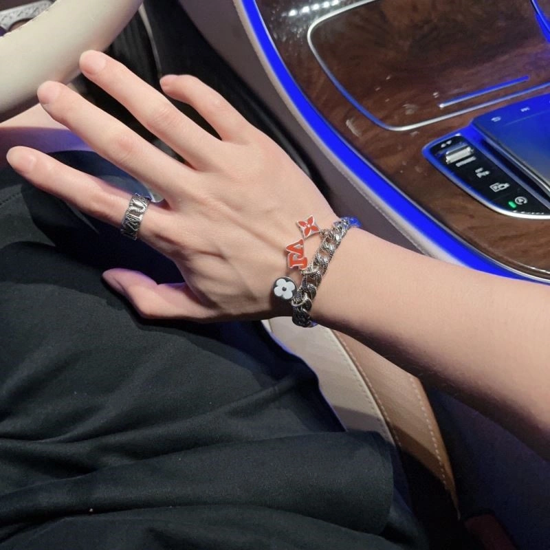 Resilient Louis Vuitton Bracelets 249595