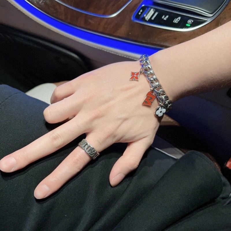 Resilient Louis Vuitton Bracelets 249595