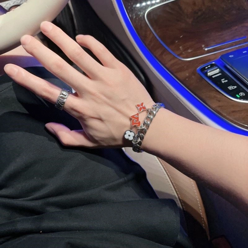 Resilient Louis Vuitton Bracelets 249595