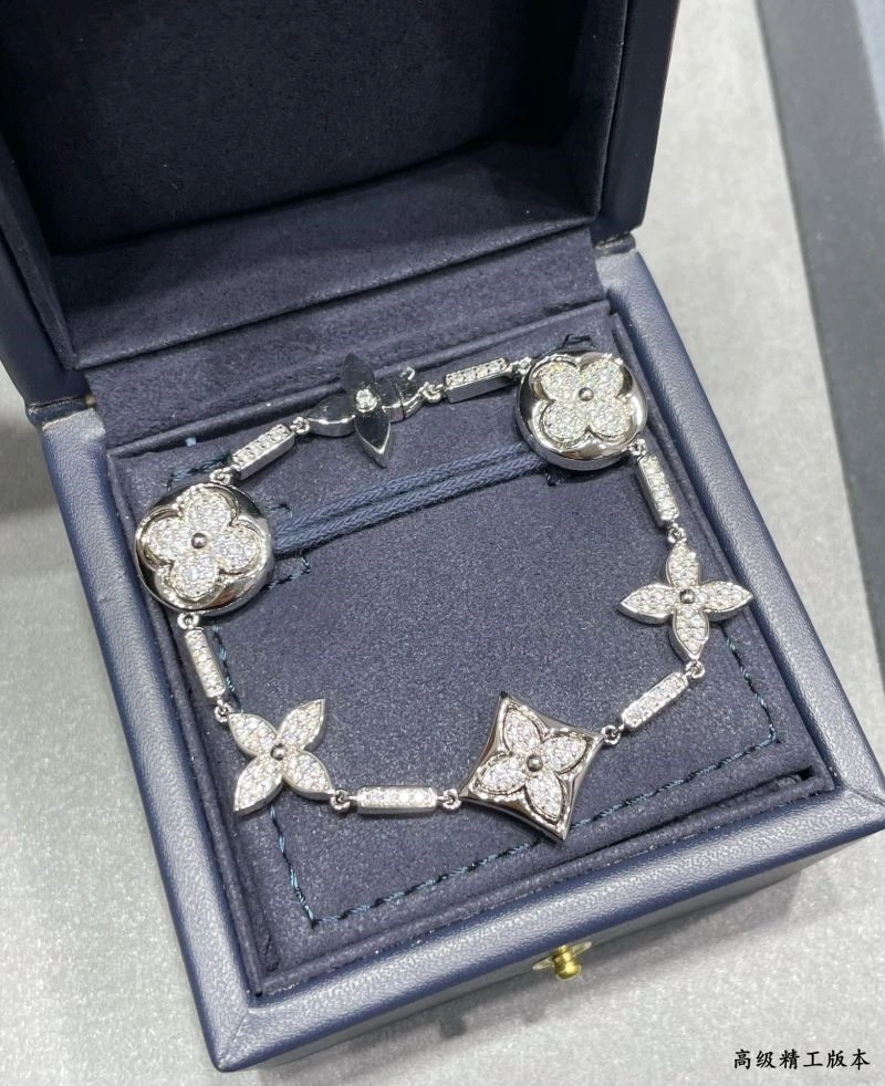 EyeCatching Louis Vuitton Bracelets 249580