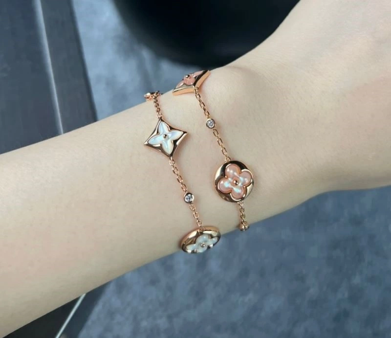 Elegant Louis Vuitton Bracelets 249586