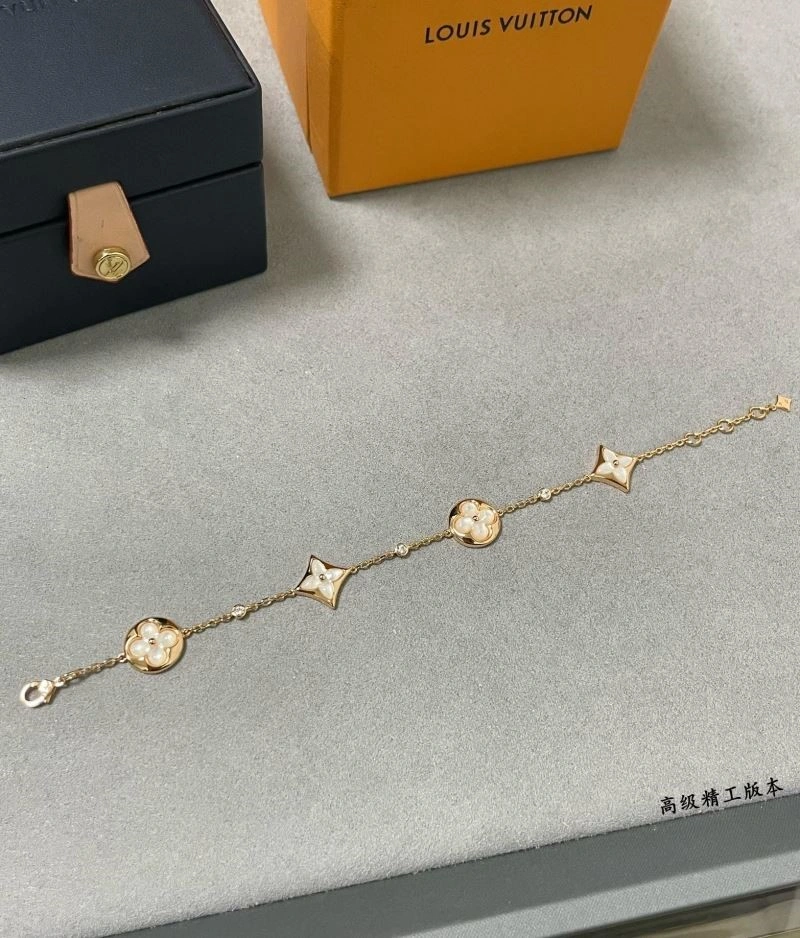 Elegant Louis Vuitton Bracelets 249586