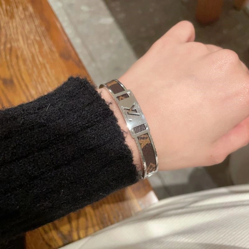 Louis Vuitton Bracelets Sporty 249549