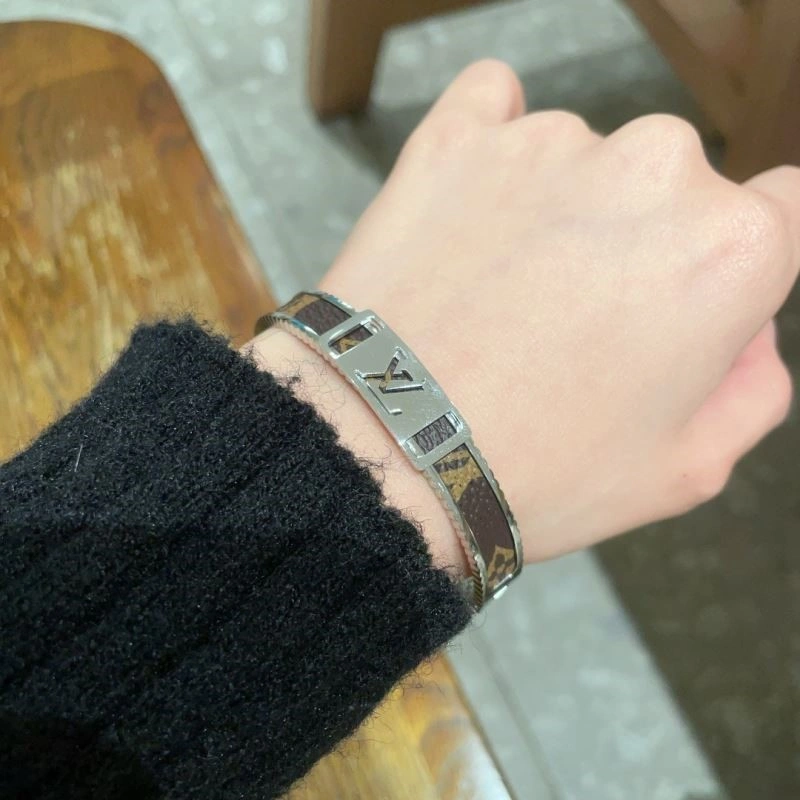 Louis Vuitton Bracelets Sporty 249549