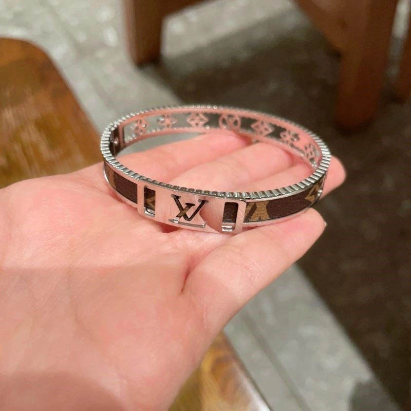 Louis Vuitton Bracelets Sporty 249549