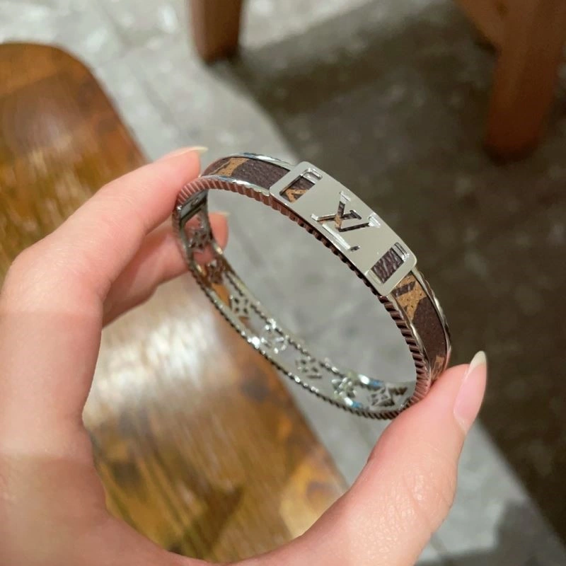 Louis Vuitton Bracelets Sporty 249549