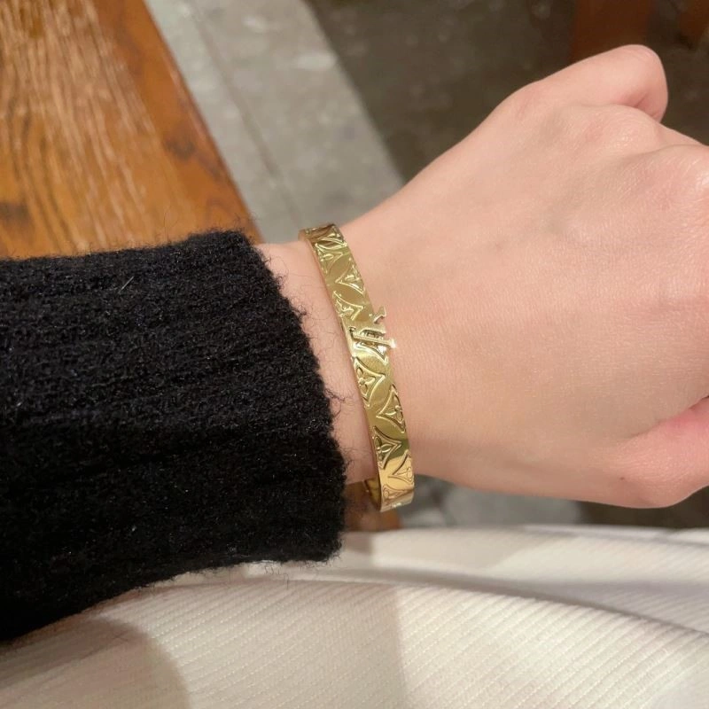 UrbanChic Louis Vuitton Bracelets 249536