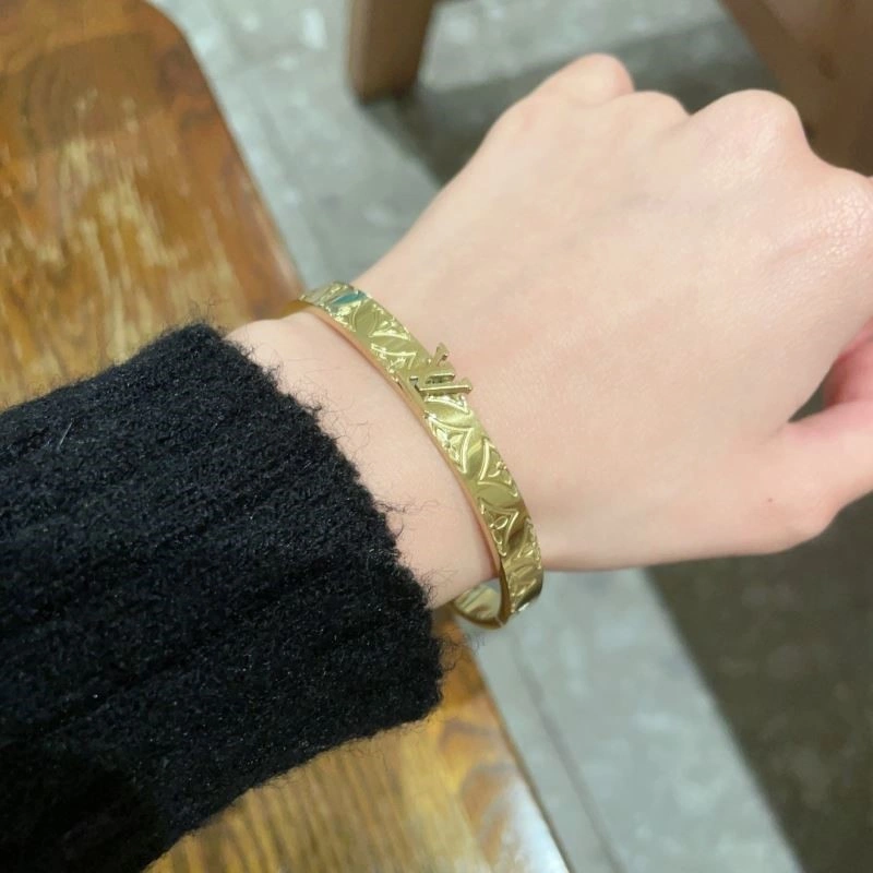 UrbanChic Louis Vuitton Bracelets 249536