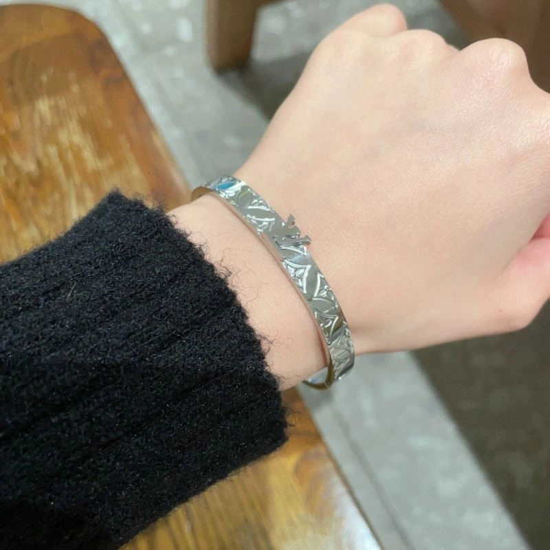 Sporty Louis Vuitton Bracelets 249520