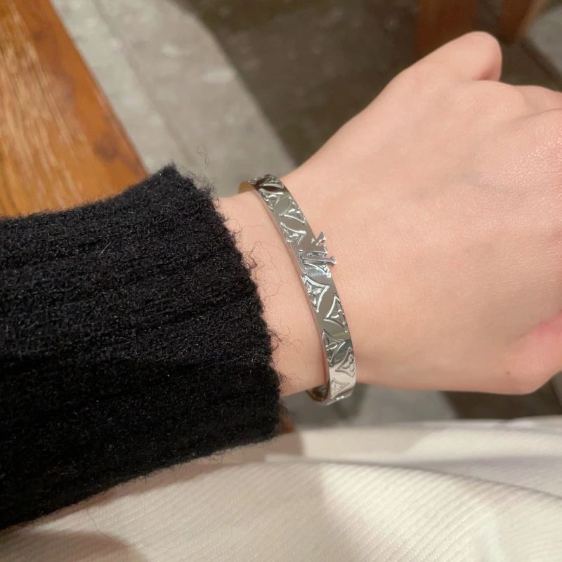 Sporty Louis Vuitton Bracelets 249520