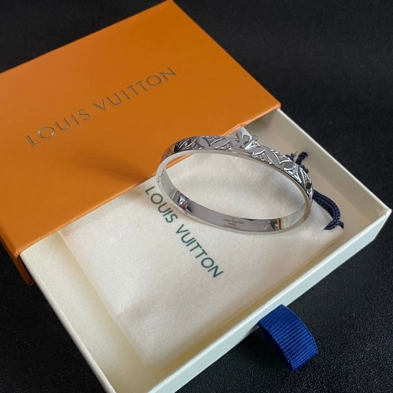 Sporty Louis Vuitton Bracelets 249520