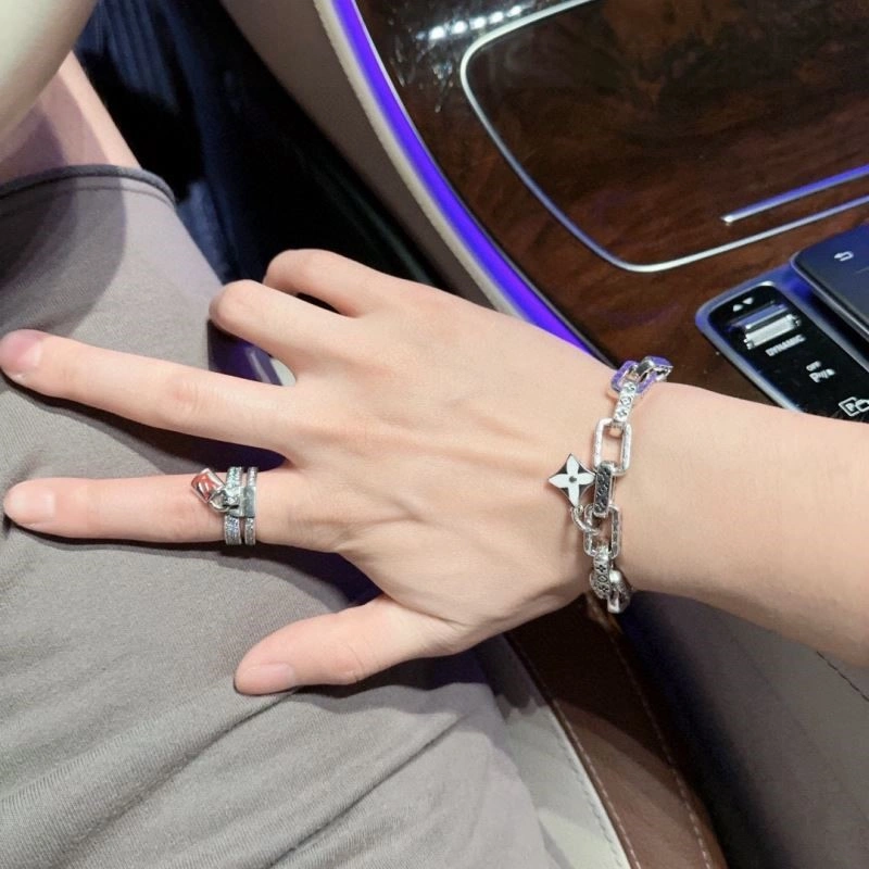 Louis Vuitton Bracelets Elegant 249547