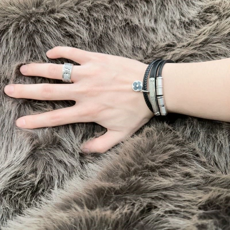 TechFriendly Louis Vuitton Bracelets 249499