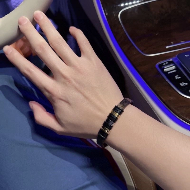 Sleek Louis Vuitton Bracelets 249184