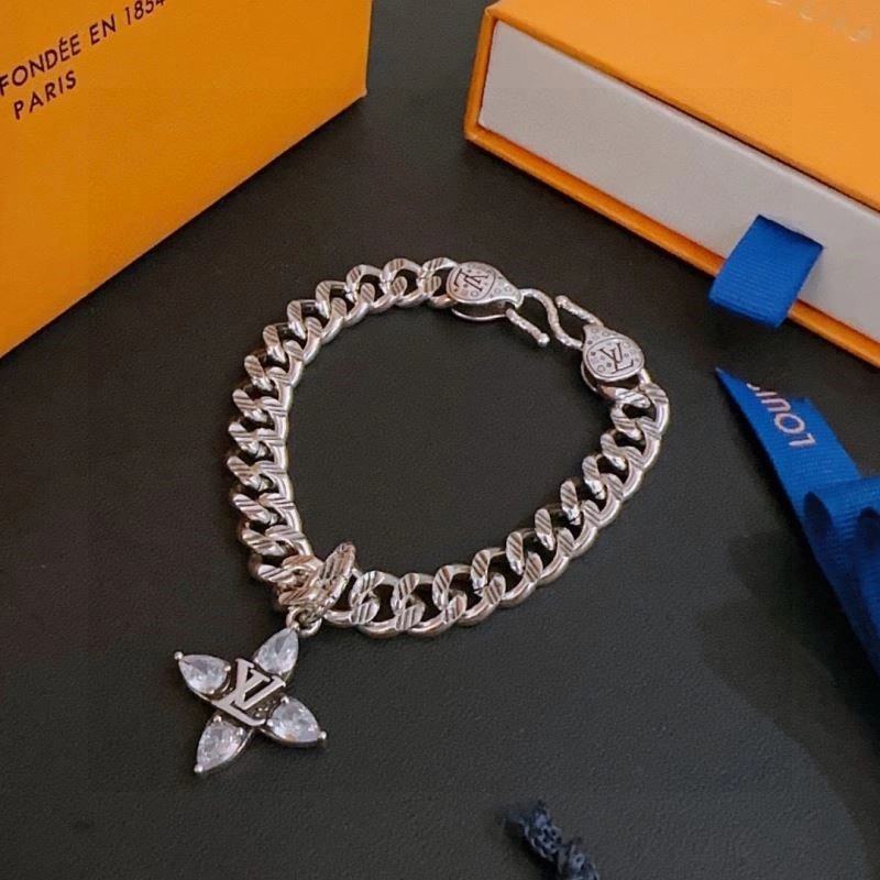 Comfortable Louis Vuitton Bracelets 249163