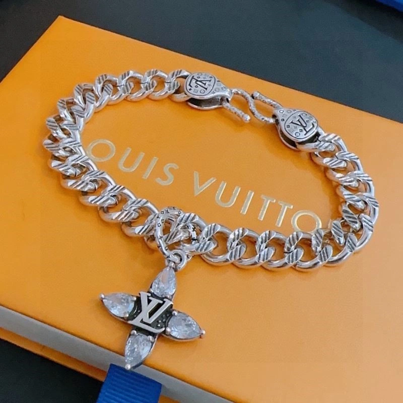Comfortable Louis Vuitton Bracelets 249163