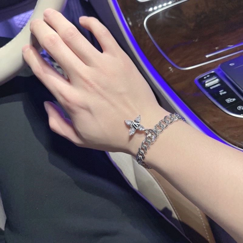 Comfortable Louis Vuitton Bracelets 249163