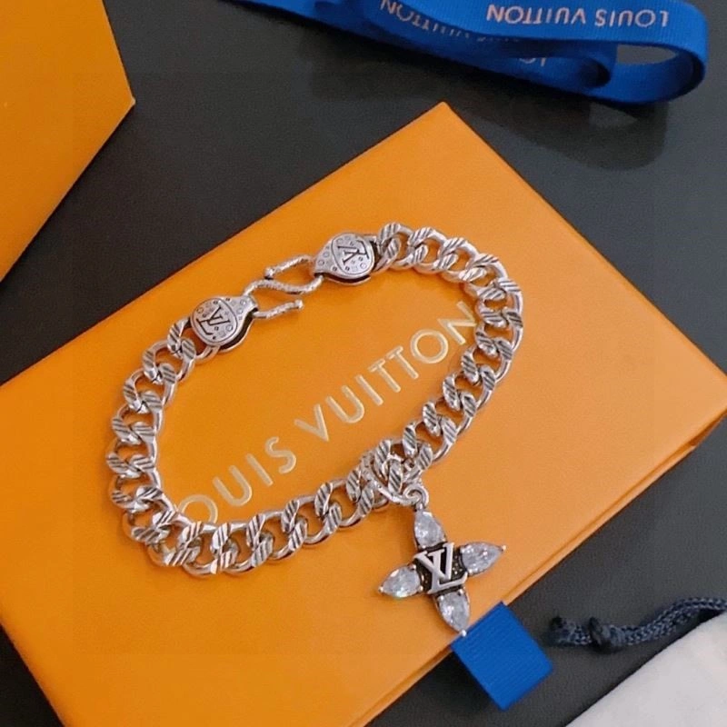 Comfortable Louis Vuitton Bracelets 249163
