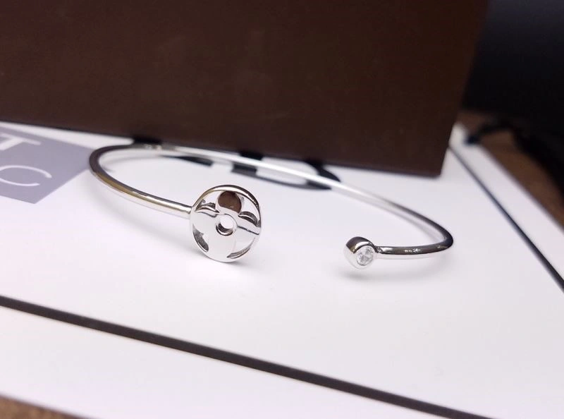 Bold Louis Vuitton Bracelets 249154