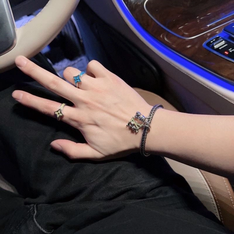 Cozy Louis Vuitton Bracelets 249177