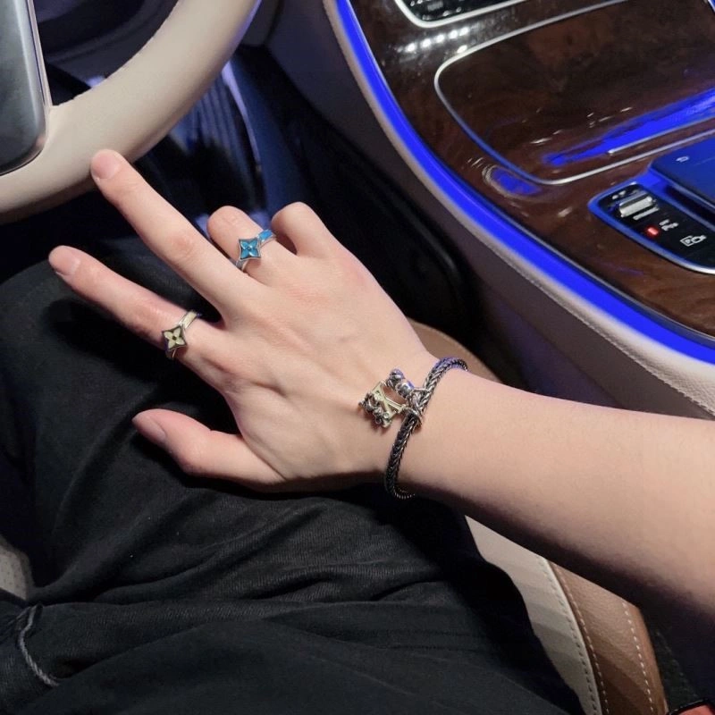 Cozy Louis Vuitton Bracelets 249177
