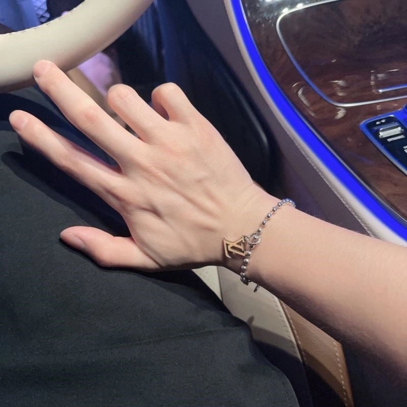 Contemporary Louis Vuitton Bracelets 249178