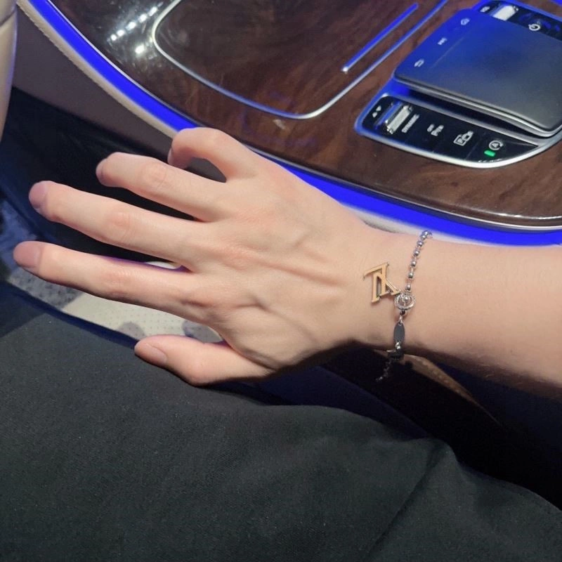 Contemporary Louis Vuitton Bracelets 249178