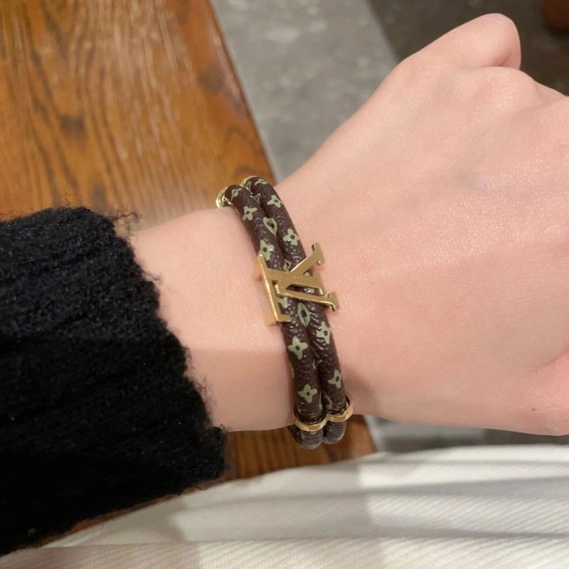 Louis Vuitton Bracelets Attractive 249170