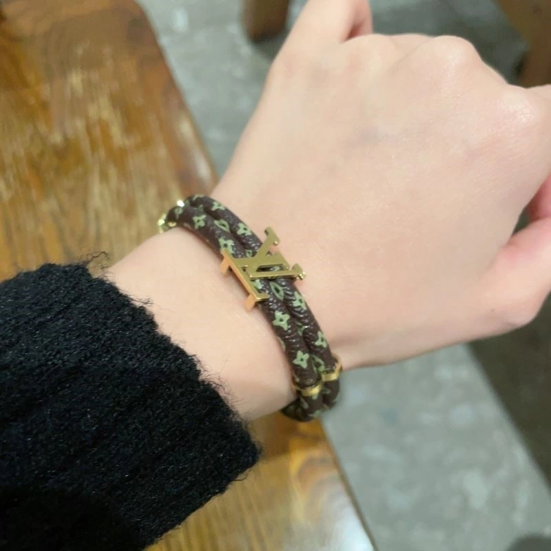 Louis Vuitton Bracelets Attractive 249170