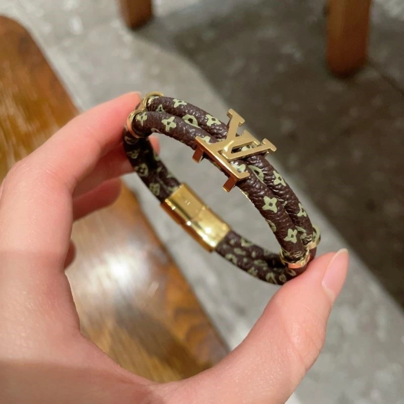 Louis Vuitton Bracelets Attractive 249170