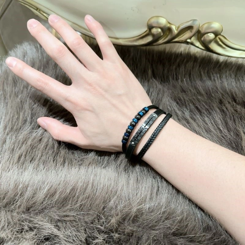 Bold Louis Vuitton Bracelets 249144