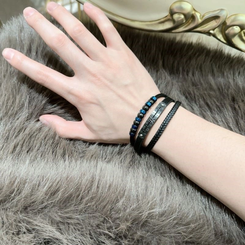 Bold Louis Vuitton Bracelets 249144