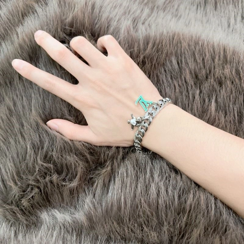 Louis Vuitton Bracelets Neat 249110