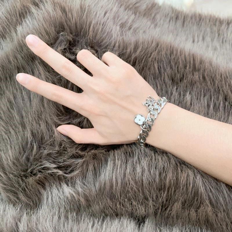 Louis Vuitton Bracelets FashionForward 249129