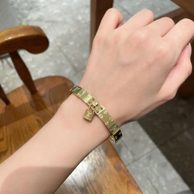 Louis Vuitton Bracelets Breathable 249120