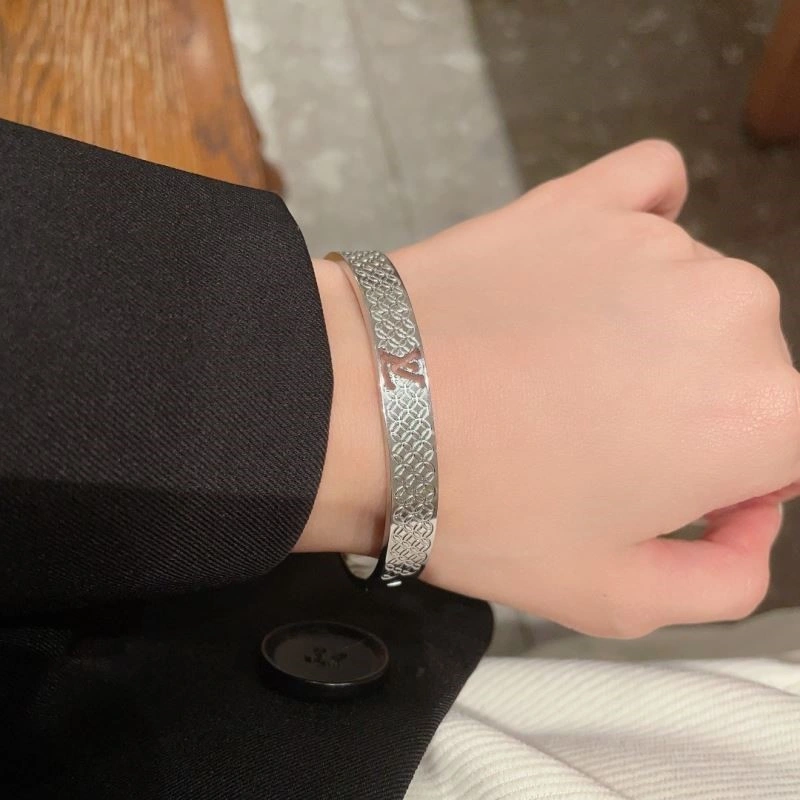 Fashionable Louis Vuitton Bracelets 249121
